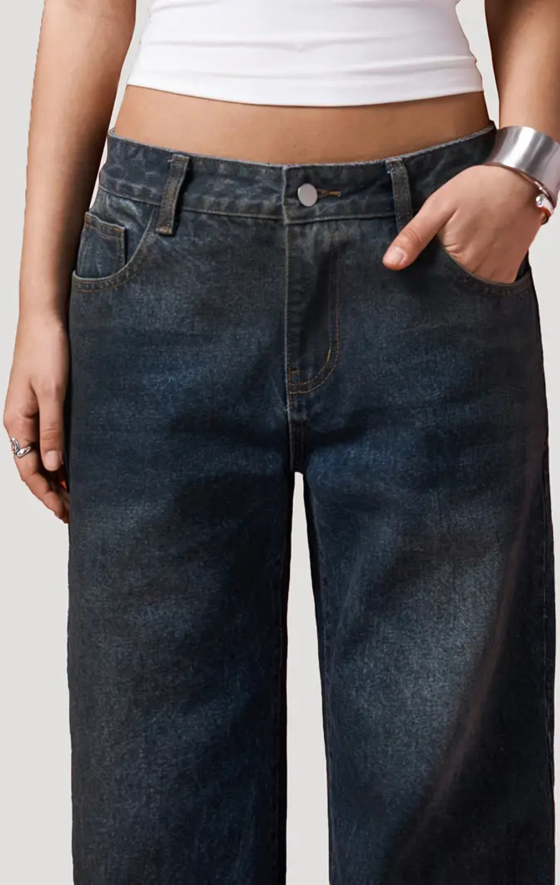 WOMANS STRAIGHT LEG JEANS