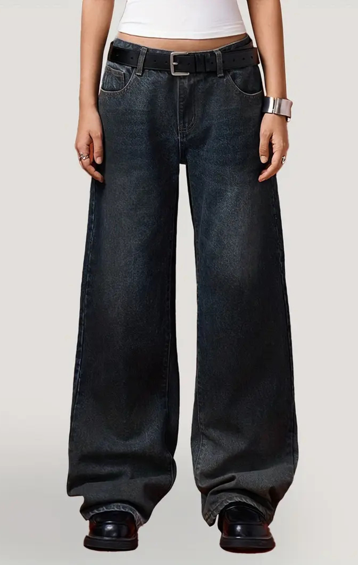 WOMANS STRAIGHT LEG JEANS