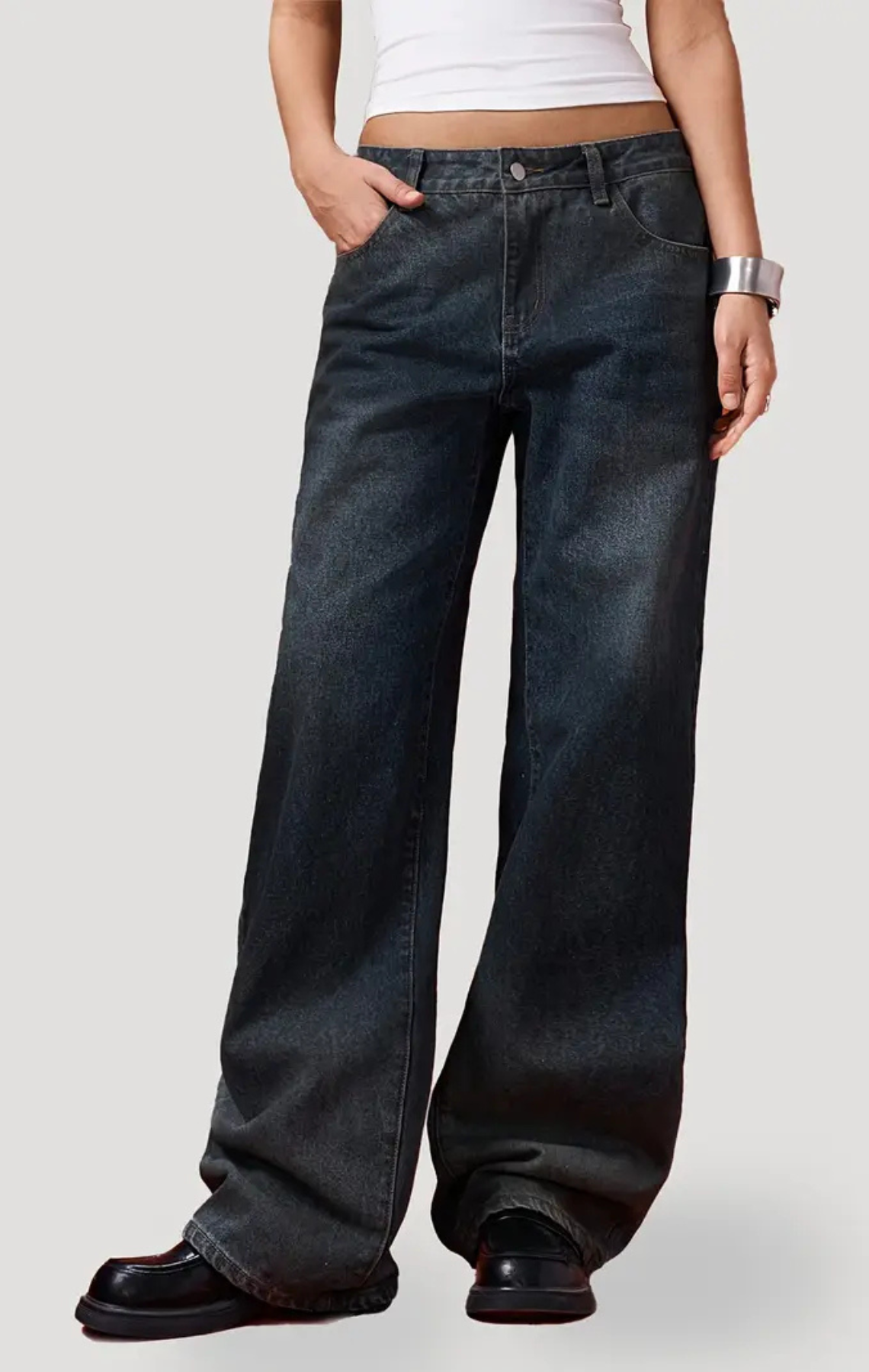 WOMANS STRAIGHT LEG JEANS